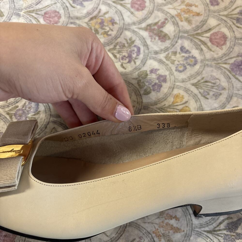 Authentic Salvatore Ferragamo Vara White Leather Bow Pumps Heel Shoes Size 8 1/2 - Picture 7 of 13